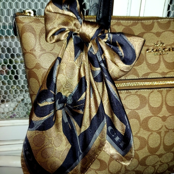 Coach NWT Signature Square Silk Bow Scarf in Medium Khaki and Black 23"Sq - Picture 1 of 14